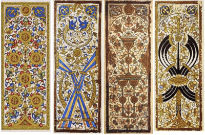 6 der Münzen, 10 der Poloschläger, 3 der Kelche und 7 der Schwerter aus dem ägyptischen Mamluk-Kartendeck, 15. Jahrhundert; derzeit im Topkapı-Palastmuseum, Istanbul. Originale Gestaltung von Countakeshi. Wikimedia Commons, Attribution-ShareAlike 4.0 International Lizenz.